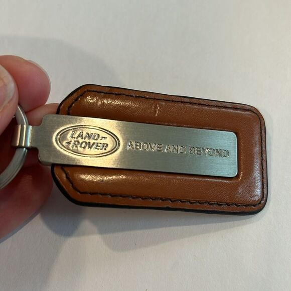 NWOT Land Rover Above And Beyond Silver Leather Key Chain - Picture 2 of 5